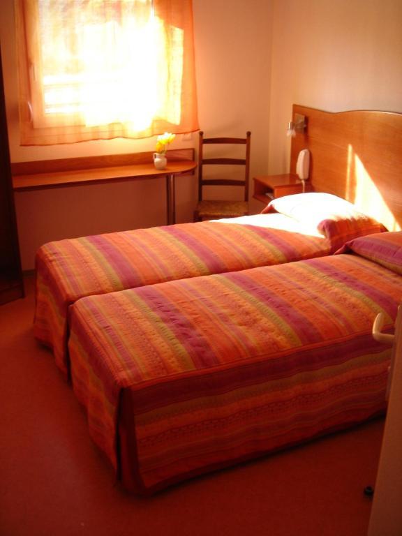 Hotel De L'Orb Bédarieux Zimmer foto